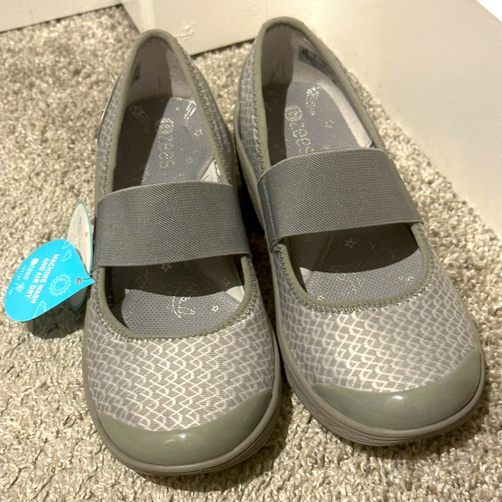 BZees Cloud Technology light gray slip on shoes, size 9W